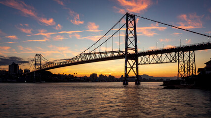 Obraz premium céu colorido com o crepúsculo e a ponte de Florianópolis Santa Catarina Brasil Florianopolis