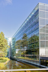 Modernes Bürogebäude mit spiegelnder Fassade