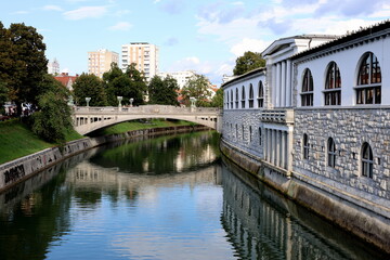 Naklejka premium Zentralmarktgebäude an der Ljubljanica in Ljubljana