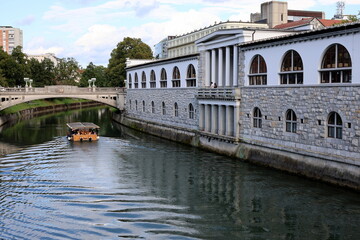 Naklejka premium Zentralmarktgebäude an der Ljubljanica in Ljubljana