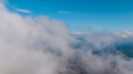 Wolkenformationen über einer malerischen Landschaft mit Blick auf einen klaren Himmel