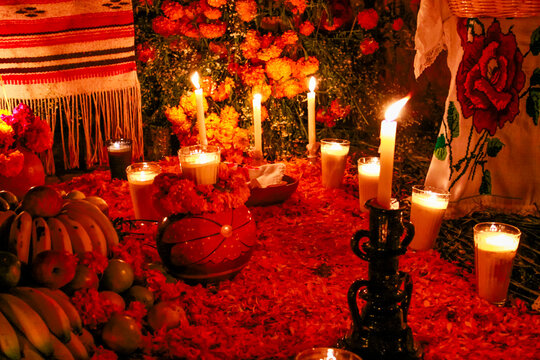 Ofrendas durante la Celebraci&oacute;n del D&iacute;a de Muertos en Morelia, Michoac&aacute;n, M&eacute;xico.