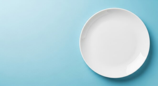 Maquette : assiette blanche &agrave; droite sur fond bleu clair, banni&egrave;re avec espace pour texte au centre. Vue &agrave; plat