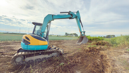 放置農地の畑をユンボで整備
