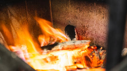 Obraz premium Hot charcoal fire glowing and ready for preparing traditional barbecue. Perfect for grilling content and outdoor cooking.