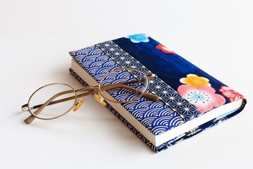 読書　本とメガネ　和風のブックカバー