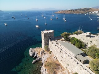 Bodrum - Turcja - nadmorskie turystyczne miasteczko z pięknymi plażami i zamkiem w porcie nagrane dronem © Konrad