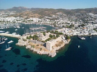 Bodrum - Turcja - nadmorskie turystyczne miasteczko z pięknymi plażami i zamkiem w porcie nagrane dronem © Konrad