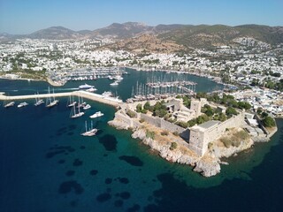 Bodrum - Turcja - nadmorskie turystyczne miasteczko z pięknymi plażami i zamkiem w porcie nagrane dronem © Konrad
