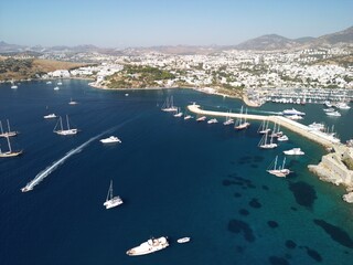Bodrum - Turcja - nadmorskie turystyczne miasteczko z pięknymi plażami i zamkiem w porcie nagrane dronem © Konrad