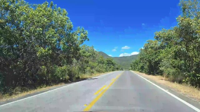 time lapse dirigindo por rodovia na cidade de Cavalcanti, Estado de Goi&aacute;s, regi&atilde;o da Chapada dos Veadeiros, Brasil