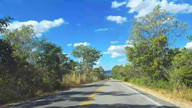 time lapse dirigindo por rodovia na cidade de Cavalcanti, Estado de Goi&aacute;s, regi&atilde;o da Chapada dos Veadeiros, Brasil