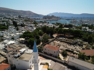 Bodrum - Turcja - nadmorskie turystyczne miasteczko z pięknymi plażami i zamkiem w porcie nagrane dronem © Konrad