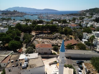 Bodrum - Turcja - nadmorskie turystyczne miasteczko z pięknymi plażami i zamkiem w porcie nagrane dronem © Konrad