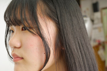 美容室でヘアカットした女性の横顔