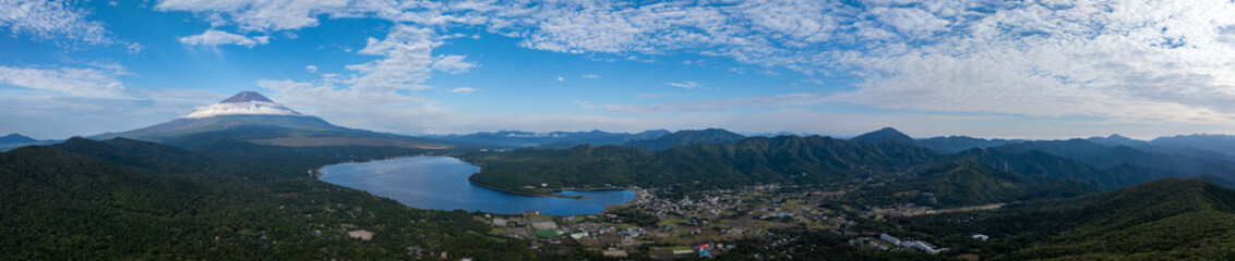 朝の富士山と山中湖のダイナミックなパノラマ
