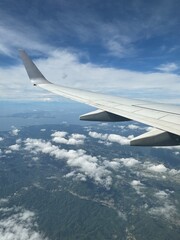 Obraz premium 航空機の翼と雲海を上空から眺めた風景 | Aerial View of Airplane Wing and Cloudscape