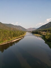 PAISAJE DE MONTANA MISSOULA PINOS Y MONTAÑAS ALREDEDOR DEL RIO Y EL BOSQUE