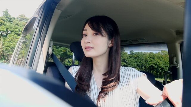 若い女性　運転　バック　車庫入れ　後退

