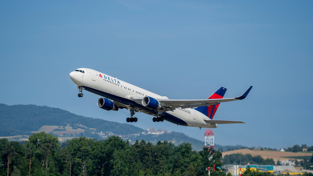 Boeing 767 Delta Airlines take-offs at ZRH Zurich international airport