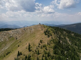 Obraz premium PAISAJE DE MONTANA MISSOULA PINOS Y MONTAÑAS ALREDEDOR DEL RIO Y EL BOSQUE
