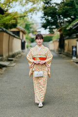 武家屋敷群を散策する着物姿の女性