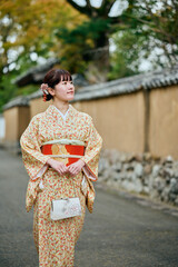 武家屋敷群を散策する着物姿の女性