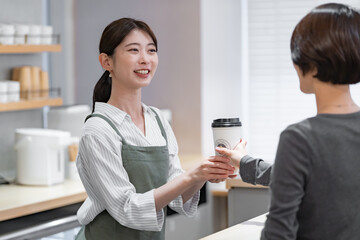 ドリンクを渡す女性