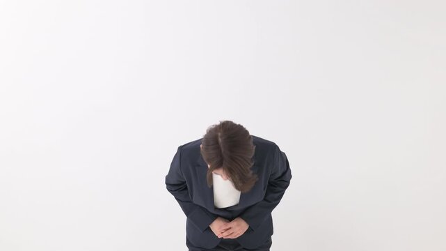 お辞儀をする女性