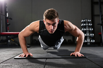 Fototapeta premium young man exercising - push up