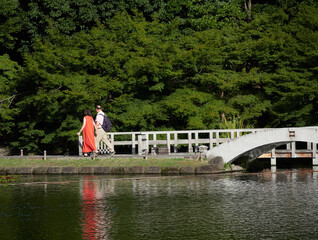 夏の徳川園の中で散策している男女の姿