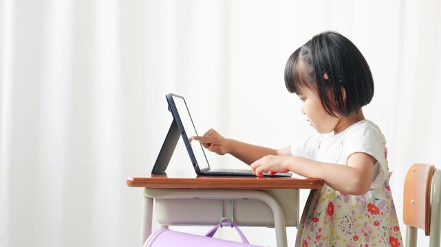 教室でタブレットを使う女の子