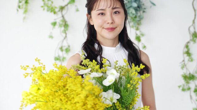 女性、ブーケ、花束、笑顔、美容、ミモザ、ブライダル、ウェディング、フローラル、スキンケア、ナチュラル、ポートレート、シンプル、ワンピース、春、爽やか、ボタニカル、グリーン、ビューティー、若い、清楚、オトナ、きれいめ、キレイめ、清潔感、上品、透明感、前撮り、アパレル、ファッション、カジュアル、ホワイト、ハーフアップ、コスメ、化粧品、メイク、美しい、美人、ドレス、美白、美肌、ボディケア、日本人、フラワ