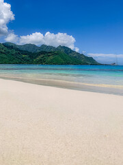 Plage au lagon turquoise sur l'île de Mo'orea en Polynésie