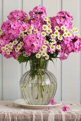 Bouquet of pink phlox and white daisies in vase