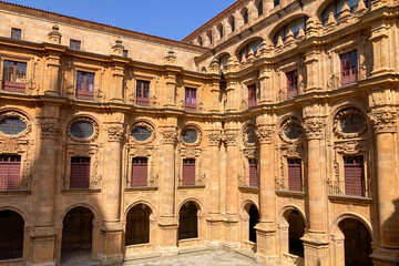Obraz premium Salamanca University with its historic facade and ornate Plateresque architecture under a bright sky in Salamanca, Spain