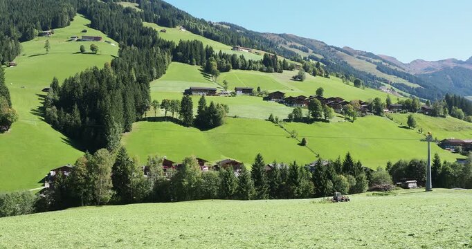 Herrliche Tiroler Berglandschaften unter blauem Sommerhimmel. Heuernte aus dem Gr&uuml;ne Wiesen des Alpbachtals am Fu&szlig;e des Wiedersberger Horns und Schatzberg
