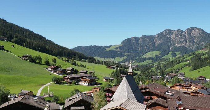 Blick auf die typischen Holzchalets von Inneralpbach und das Alpbachtal, am Fu&szlig;e der gr&uuml;nen H&auml;nge des Wiedersberger Horns und des Schatzbergs mit Blick auf die Felsw&auml;nde der Gratlspitze
