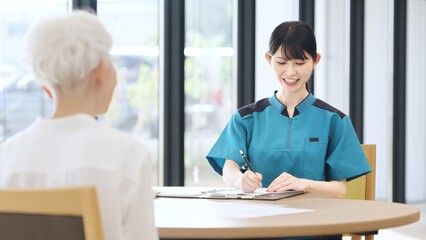 介護施設の説明をするアジア人介護士