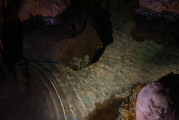 동굴 속의 투명한 호수