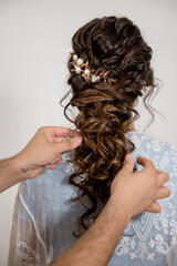 Naklejka premium cabello, mujer, peinado, moda, novia, boda, modelaje, estilo, cara, gente, persona, coleta, glamour, adorno, recogido, bonito, novias, bodas, ceremonia