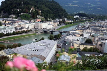 Blick auf Salzburg und Umgebung im Sommer