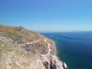Wyspa Kos - Grecja - plaża z wodą termalną wydobywającą się z ziemi nagrana dronem w wysokiej jakości © Konrad