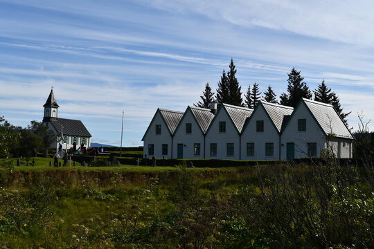 A Thingvellir non c'&egrave; la casa del ministro, ma bens&igrave; il &THORN;ingvallab&aelig;r, una fattoria storica che funge da residenza estiva ufficiale per il primo ministro islandese
