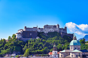 Obraz premium Salzburg skyline with Festung Hohensalzburg and old town, Salzburg, Austria