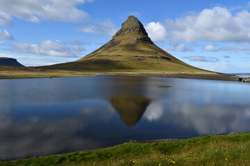 Kirkjufell (islandese: Montagna della chiesa) &egrave; una montagna alta 463 metri situata sulla costa nord della dell'Islanda, nella penisola di Sn&aelig;fellsnes