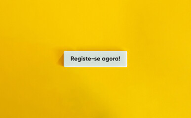 Banner minimalista com texto Registe-se agora em fundo amarelo