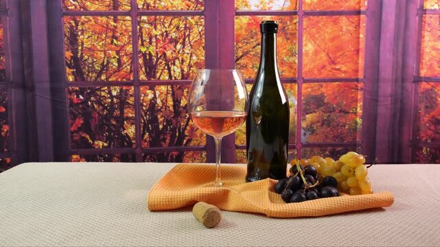 Bottiglia, bicchiere di vino e frutta sulla tavola