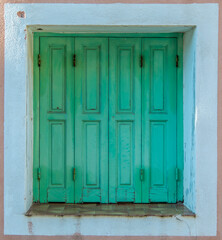 Fenêtre ferméer aux volets verts à Cargese, Corse, France