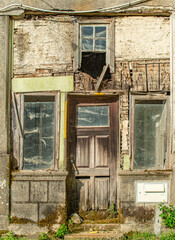 Façade de maison délabrée à Caramulo, Beira Alta, Portugal